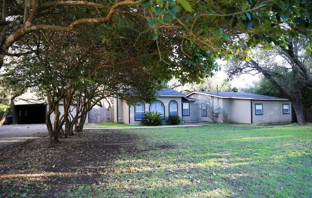 3-bedroom rental at 208 S Winston Ln in Castle Hills, TX — photo 4