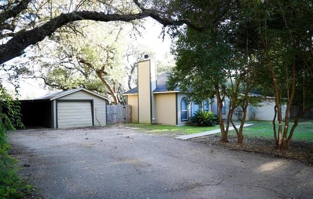 3-bedroom rental at 208 S Winston Ln in Castle Hills, TX — photo 5