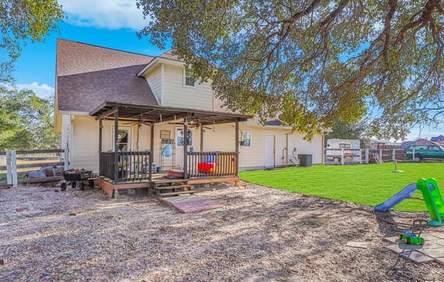 3-bedroom rental at 1561 County Road 320 in Floresville, TX — photo 5