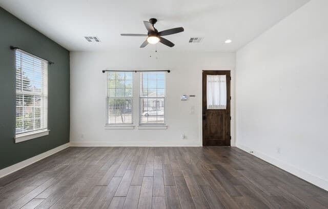 3-bedroom rental at 534 Rigsby Ave in San Antonio, TX — photo 2