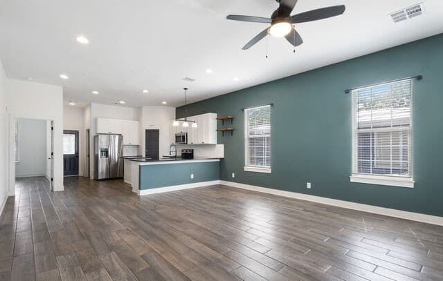3-bedroom rental at 534 Rigsby Ave in San Antonio, TX — photo 3