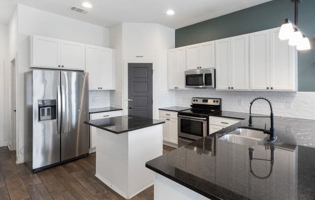 3-bedroom rental at 534 Rigsby Ave in San Antonio, TX — photo 4