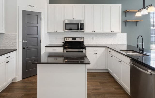 3-bedroom rental at 534 Rigsby Ave in San Antonio, TX — photo 5