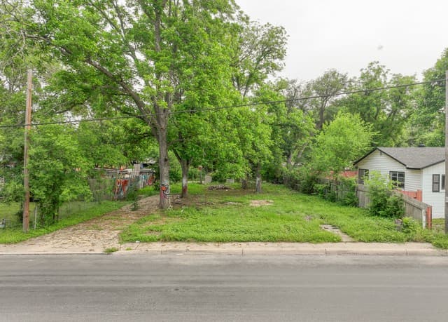 rental at 607 15th in Hondo, TX — photo 1