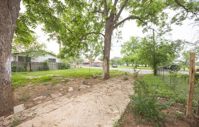 rental at 607 15th in Hondo, TX — photo 3