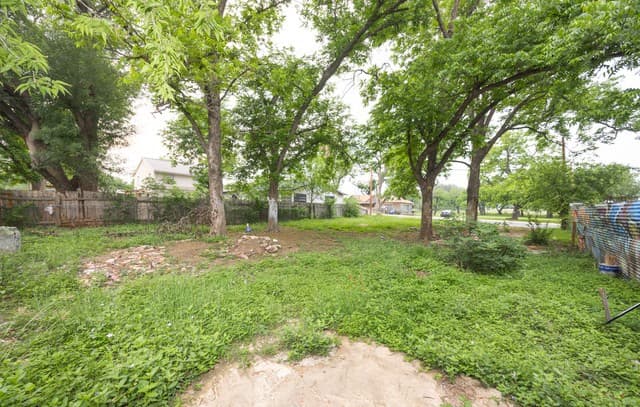 rental at 607 15th in Hondo, TX — photo 4