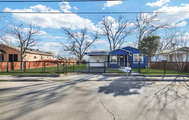 4-bedroom rental at 1112 Gladstone in San Antonio, TX — photo 3