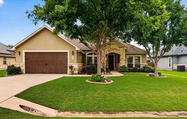 4-bedroom rental at 15512 Albrecht Ln in Selma, TX — photo 1