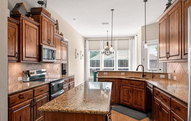 4-bedroom rental at 15512 Albrecht Ln in Selma, TX — photo 4