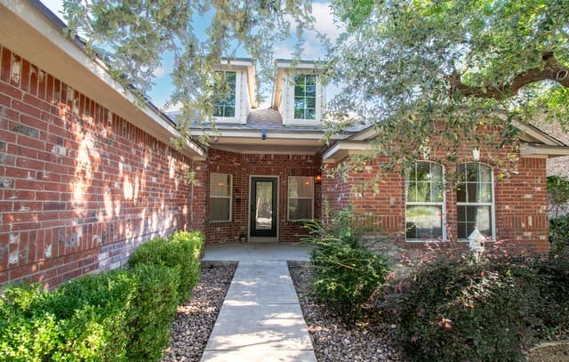 3-bedroom rental at 1210 Mineral Hls in San Antonio, TX — photo 2