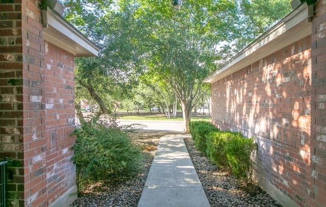 3-bedroom rental at 1210 Mineral Hls in San Antonio, TX — photo 3