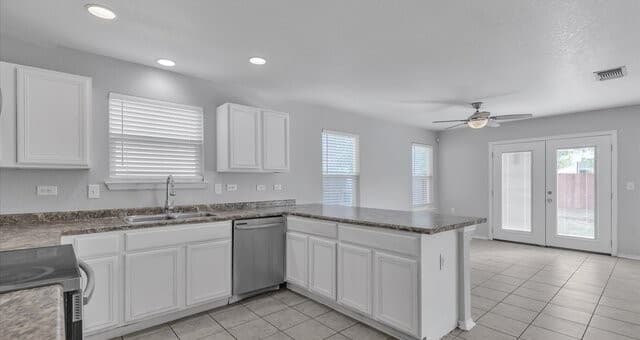 4-bedroom rental at 7435 Primrose Post in San Antonio, TX — photo 3