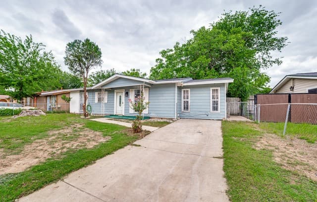 3-bedroom rental at 7070 Greenberry Dr in San Antonio, TX — photo 2