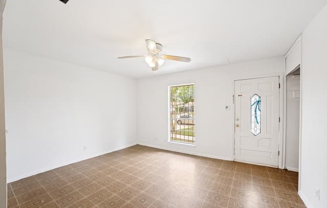 3-bedroom rental at 7070 Greenberry Dr in San Antonio, TX — photo 3