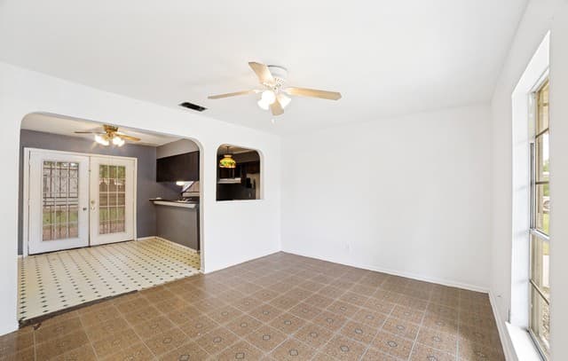 3-bedroom rental at 7070 Greenberry Dr in San Antonio, TX — photo 4