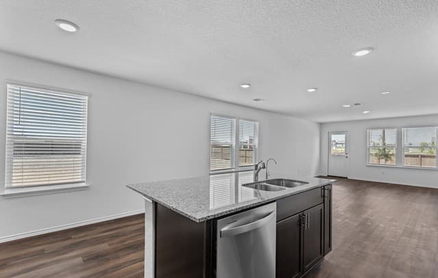 4-bedroom rental at 8204 Smithers Avenue in San Antonio, TX — photo 5