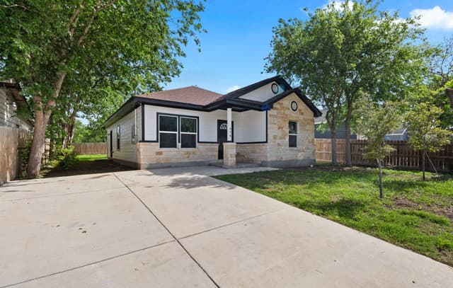 3-bedroom rental at 475 Corliss in San Antonio, TX — photo 2