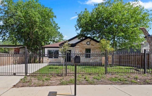 3-bedroom rental at 475 Corliss in San Antonio, TX — photo 3