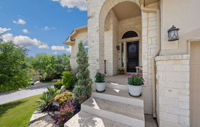 4-bedroom rental at 8502 Nichols Rim in Boerne, TX — photo 2