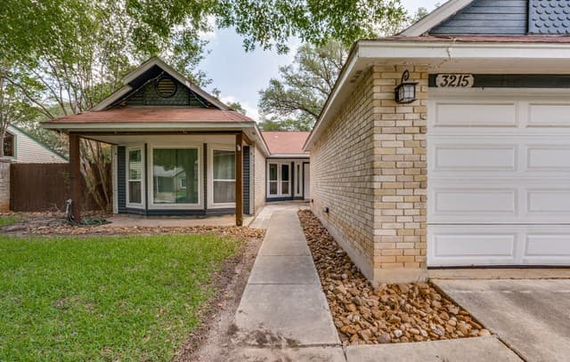 3-bedroom rental at 3215 Morning Crk in San Antonio, TX — photo 3