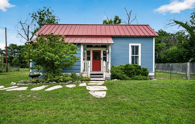 2-bedroom rental at 320 Second St in Comfort, TX — photo 1