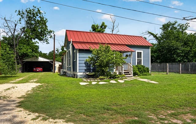 2-bedroom rental at 320 Second St in Comfort, TX — photo 2