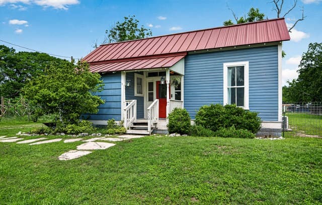 2-bedroom rental at 320 Second St in Comfort, TX — photo 3