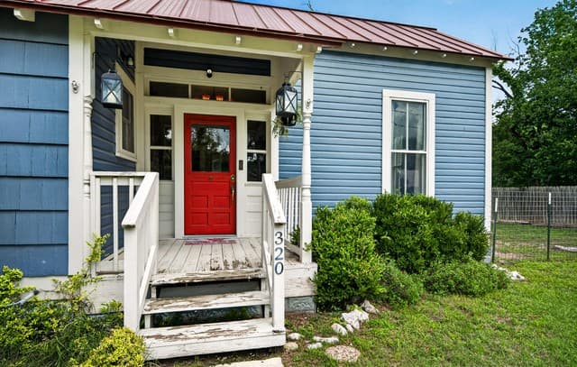 2-bedroom rental at 320 Second St in Comfort, TX — photo 4