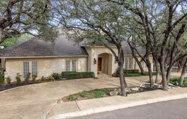 3-bedroom rental at 1702 Fawn Bluff in San Antonio, TX — photo 2