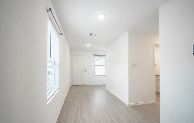 4-bedroom rental at 9804 Carome Mill Dr in San Antonio, TX — photo 3