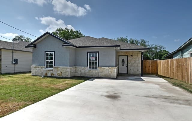 3-bedroom rental at 870 W Southcross Blvd in San Antonio, TX — photo 1