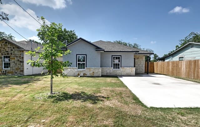 3-bedroom rental at 870 W Southcross Blvd in San Antonio, TX — photo 2