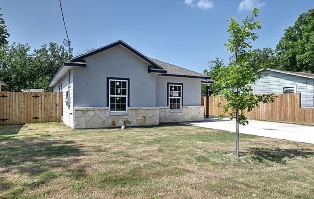 3-bedroom rental at 870 W Southcross Blvd in San Antonio, TX — photo 3