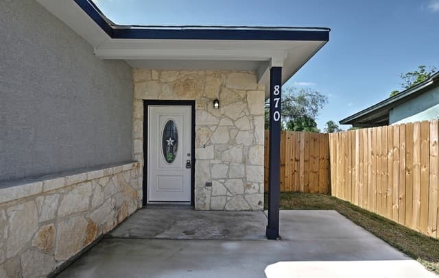 3-bedroom rental at 870 W Southcross Blvd in San Antonio, TX — photo 4