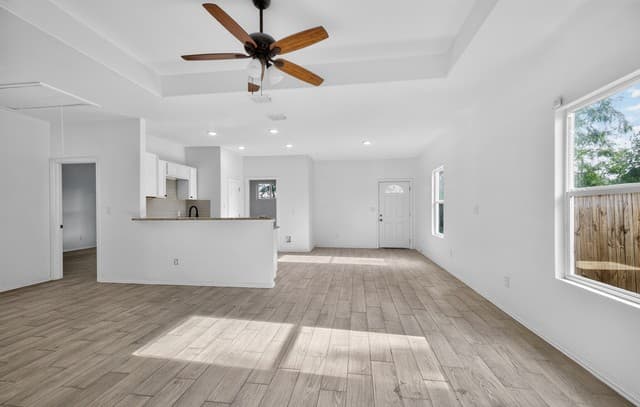 3-bedroom rental at 870 W Southcross Blvd in San Antonio, TX — photo 5