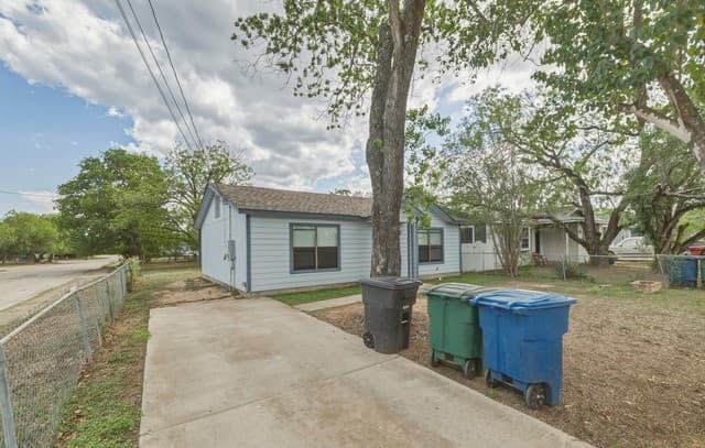 2-bedroom rental at 402 Tedder in San Antonio, TX — photo 2