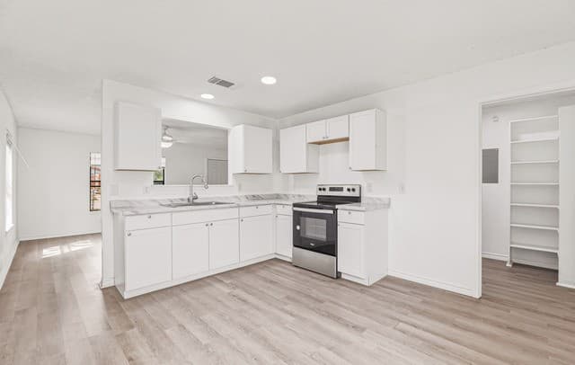 2-bedroom rental at 402 Tedder in San Antonio, TX — photo 4