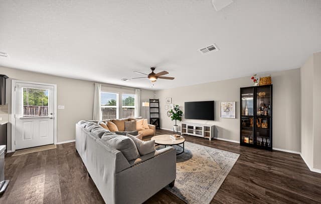 4-bedroom rental at 11318 Babcock Xing in San Antonio, TX — photo 4