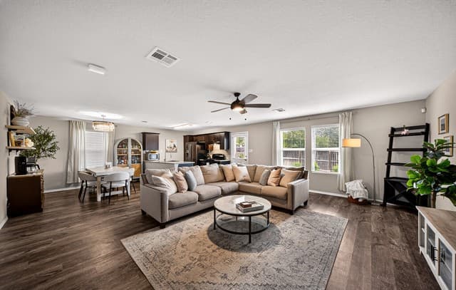 4-bedroom rental at 11318 Babcock Xing in San Antonio, TX — photo 5