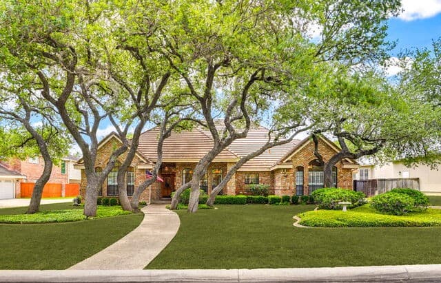 5-bedroom rental at 19221 Heather Forest in San Antonio, TX — photo 1