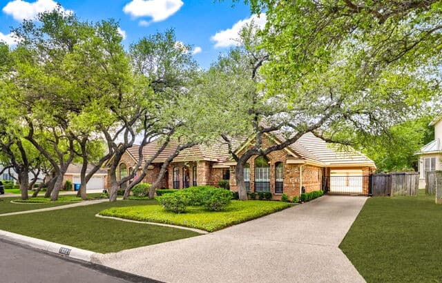5-bedroom rental at 19221 Heather Forest in San Antonio, TX — photo 2