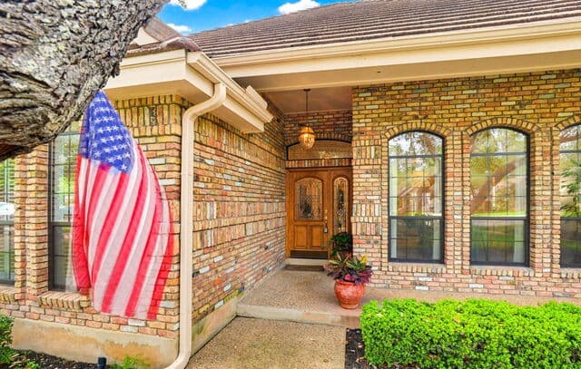 5-bedroom rental at 19221 Heather Forest in San Antonio, TX — photo 3
