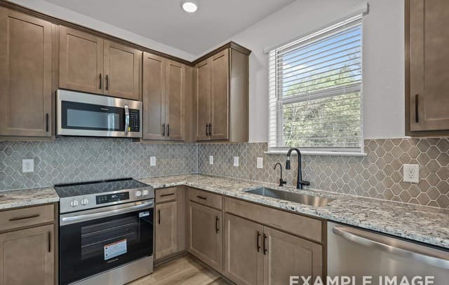 4-bedroom rental at 285 W Quill Dr Building 7 in San Antonio, TX — photo 4