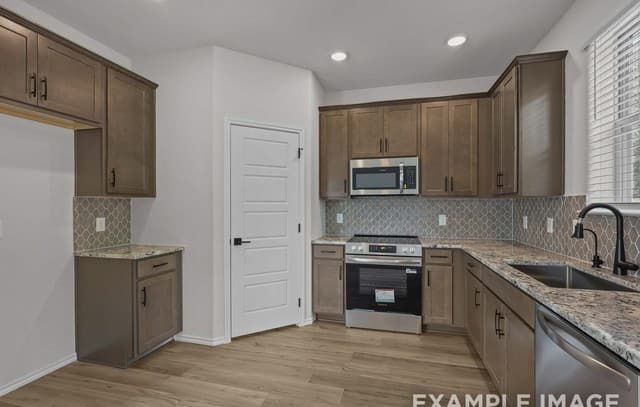 4-bedroom rental at 285 W Quill Dr Building 7 in San Antonio, TX — photo 5