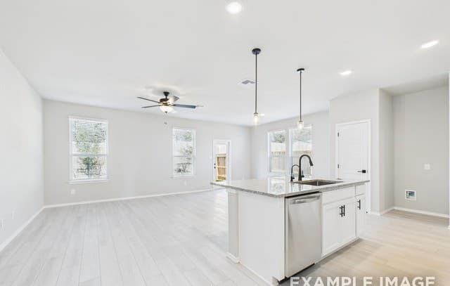 3-bedroom rental at 285 W Quill Dr Building 5 in San Antonio, TX — photo 2