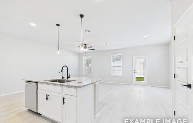 3-bedroom rental at 285 W Quill Dr Building 5 in San Antonio, TX — photo 5