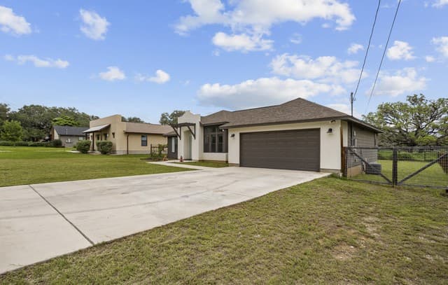 3-bedroom rental at 1214 Libold in Devine, TX — photo 1