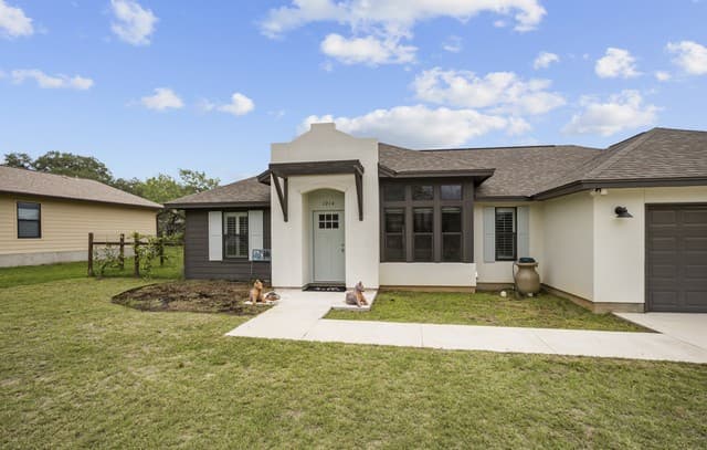 3-bedroom rental at 1214 Libold in Devine, TX — photo 2