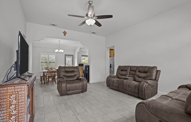 3-bedroom rental at 1214 Libold in Devine, TX — photo 3