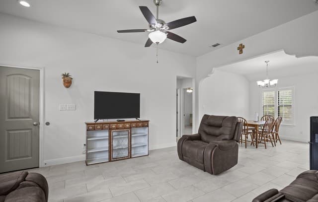 3-bedroom rental at 1214 Libold in Devine, TX — photo 5